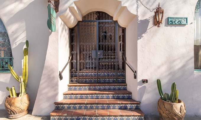 Willmore Apartment | Visit the Beach from a Historic Downtown Apartment