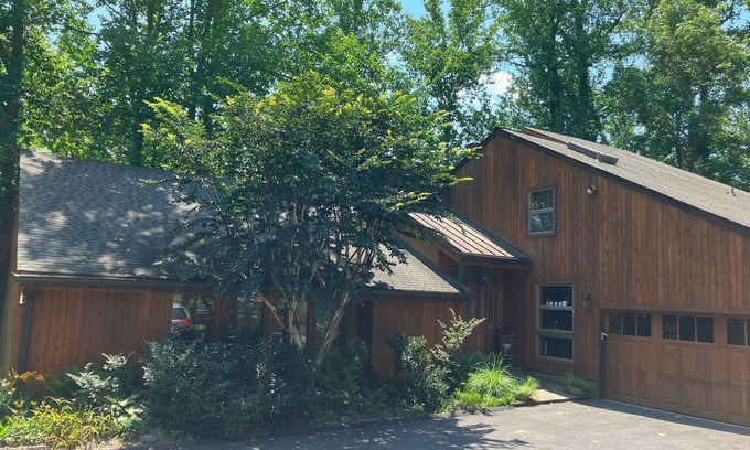 Parole House | Visiting Annapolis for Boat Show, RenFest, Comm Week? This is the perfect house!