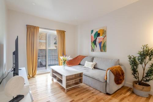 Cote-Des-Neiges—Notre-Dame-De-Grace Apartment | Vista Nook Light Filled 2BR in MTL