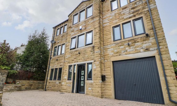 Meltham House | Vista Tasso