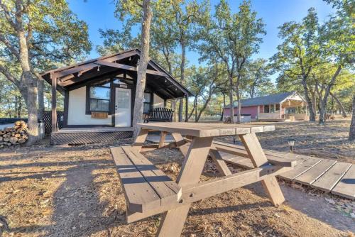 Fredericksburg House | Vitner Cottage: Hot tub-Pet friendly-10-Mins to Downtown!