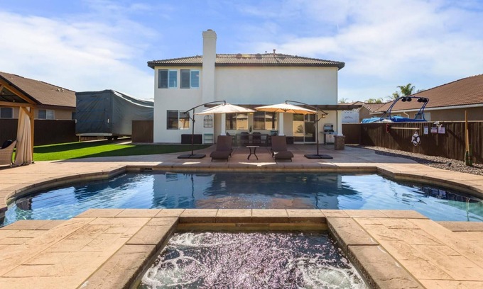 Wildomar House | Viva la Vino-Pool and Jacuzzi