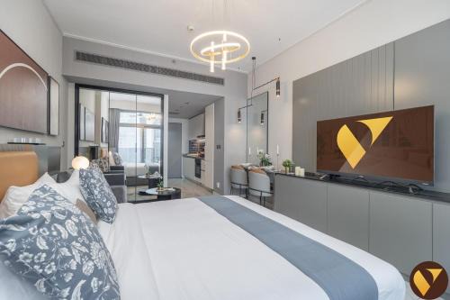 Madinat Zayed Apartment | VOGUE MAG318 Business Bay - Downtown Dubai - walkable to Burj Khalifa and The Dubai Mall and Pool View with balcony