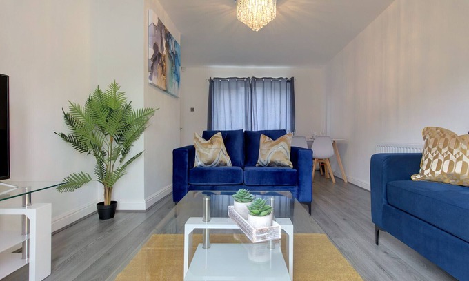 Huyton House | Voguish 3BR Home in Huyton