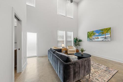 Lafayette Apartment | Voodoo House KING Bed Garage Fast WiFi 65 Tv