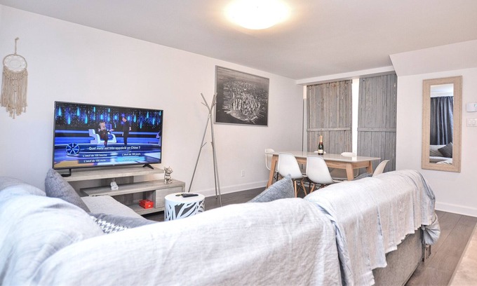 De Lorimier Apartment | Vrbo Property