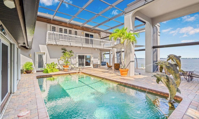 Caloosahatchee Villa | VRCC Villa Dolphin House