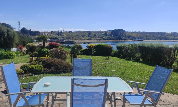 Crozon Bed & Breakfast | vue mer de l'autre coté du jardin