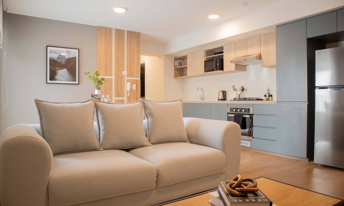 Leuro Apartment | w Inviting 2BR w Balcony in Lively Miraflores