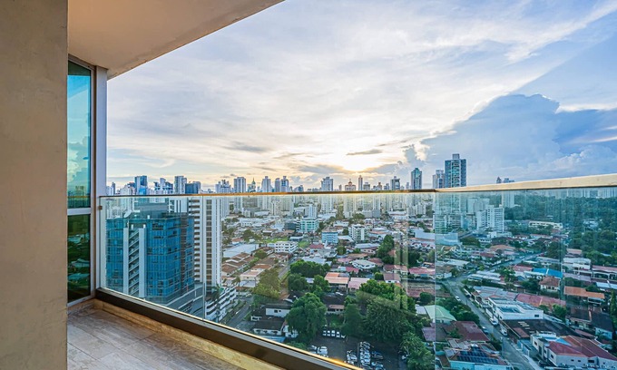 Tumba Vieja Apartment | w Prestigious 2BR w Perfect Balcony View