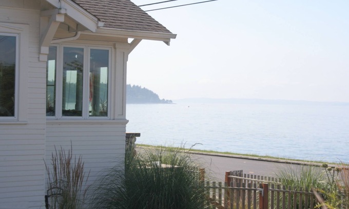 West Seattle House | W. Seattle Beach Hideout. Relaxing, Private, wifi. Msg host for 30 day special!