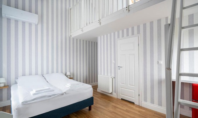 Krynica Morska House | W Starym Porcie - pokój z widokiem na Zalew Wiślany balkonem i antresolą