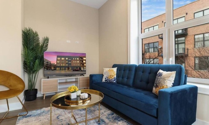 Wicker Park Apartment | W16 Chic Bucktown 2BR Apt w/ In-Unit Laundry