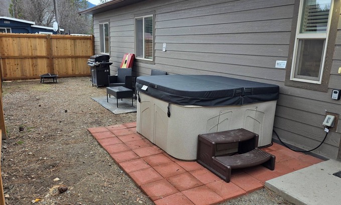 St. Regis House | Waffle Cottage Bed & Breakfast ❤ FREE Minigolf ❤ Hot Tub ❤ Fenced Yard