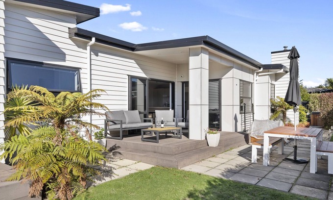 Waikawa Bay House | Waikawa Bay Spa Escape - Waikawa Bay Holiday Home