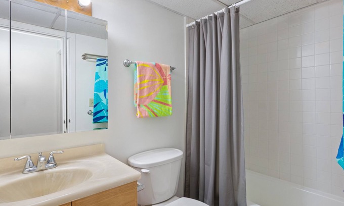 McCully - Moiliili House | Waikiki 2 bedroom 1 bath Apartment #2 - 10 min to beach 5 min to park