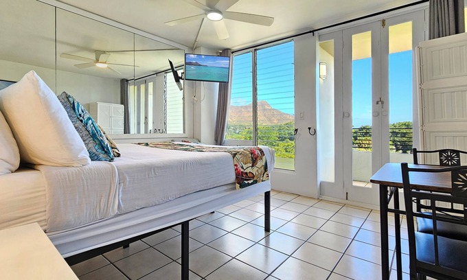 Waikiki Apartment | 𝐖𝐀𝐈𝐊𝐈𝐊𝐈 6ᵀᴴ Floor Studio w/Balcony — WAIKIKI GRAND HOTEL® 615