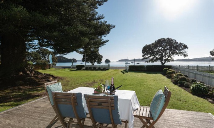 Paihia House | Wairangi Beach Cottage - Paihia Beach House