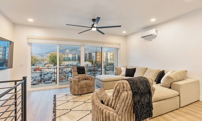 Millcreek House | Wake to breathtaking views! - WIFI/FIREPLACE/AC