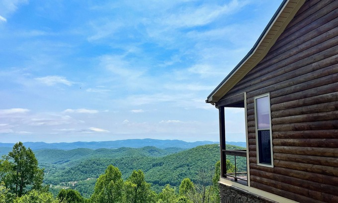 Todd Cabin | Wake Up to Mtn Views, End the Day in the Hot Tub @ Skyview Hideaway