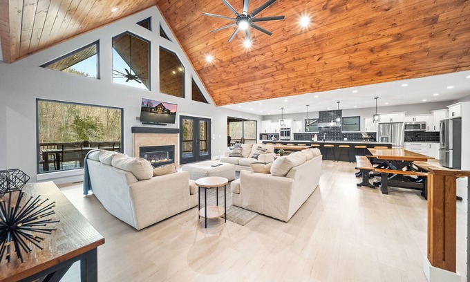 La Follette House | Wakes N Shades-Brand New. Private Dock. Hot Tub. 9 Bed/12 Bath.Theater Room