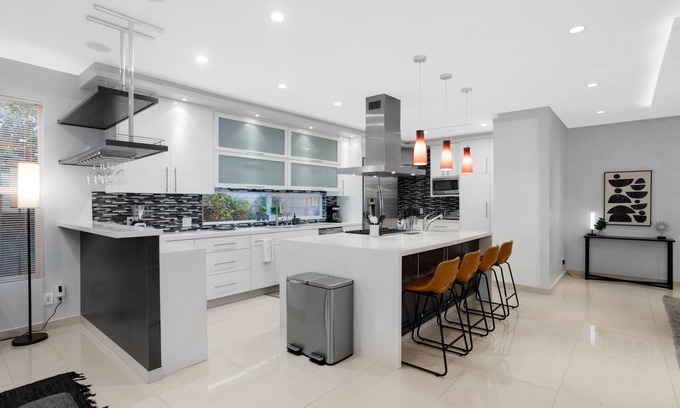 Greater Wilshire - Hancock Park House | Walefield by AvantStay | Mid-Wilshire Home + Pool