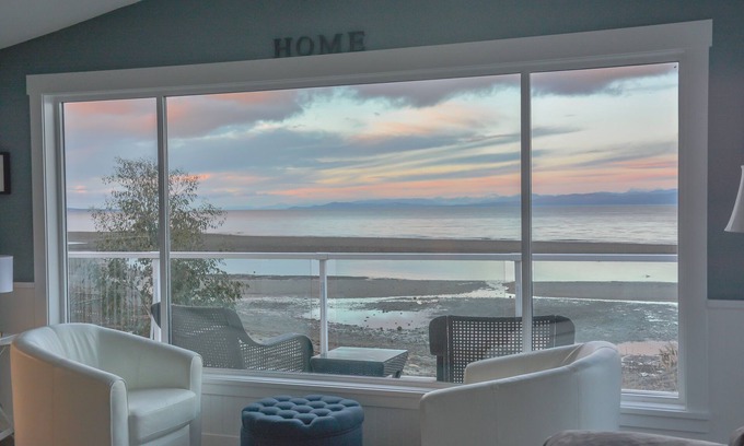 Regional District of Nanaimo House | Walk on waterfront home in Qualicum Beach