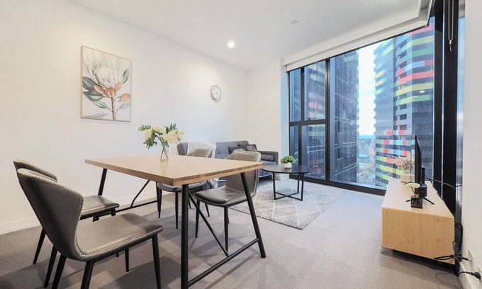 Carlton South Apartment | Walk through the art-filled lobby, neighbour to the world-renowned Royal Melbourne Institute of Technology (RMIT).