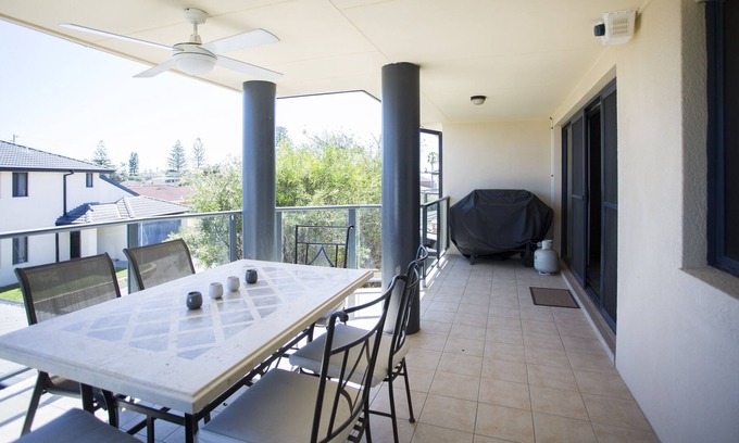 The Entrance North Apartment | Walk to beach shops and lake
