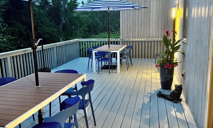 Point Judith House | Walk to Beach ! 5 Bedrooms with adjustable beds sleeps 14 Theater Room Big Deck