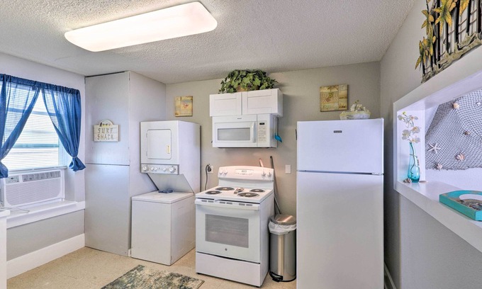Galveston Apartment | Walk to Beach: Breezy Galveston Apt w/Deck!