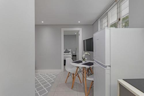 Lakeside Apartment | Walk to Beach, Fast WiFi, Discounted, Nightlife