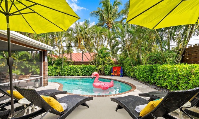 Bel Air House | Walk to Beach | Heated Pool | Golf Cart | Sleeps 10 | Accessible