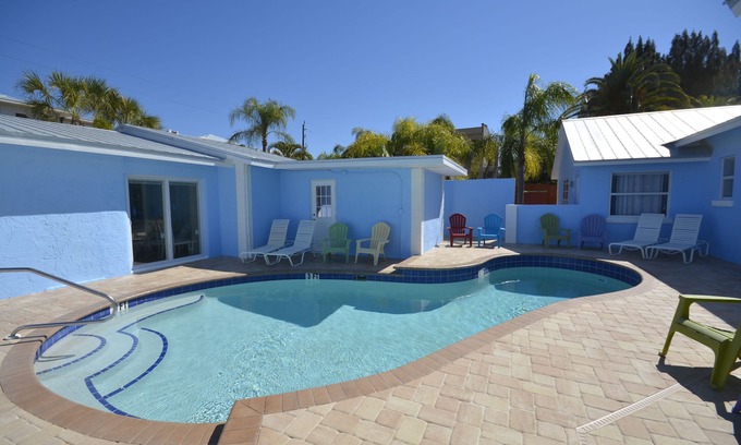 Siesta Key Hotel | Walk to beach Heated POOL King bed DAILY WEEKLY Villa 1 SPECIALS