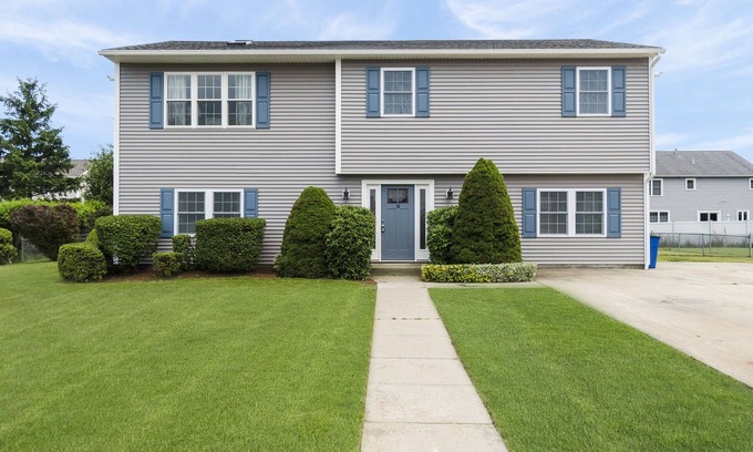 Eastward Look House | Walk to Beach! Newly renovated 6 Bed House, Sleeps 14, Central A/C, Large Deck!