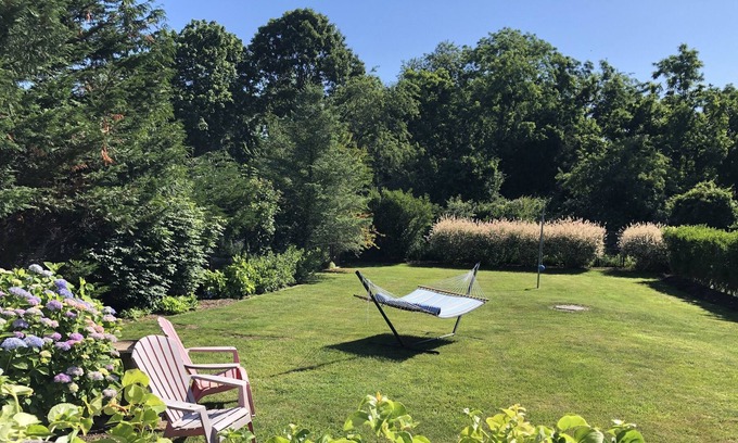 Southold House | Walk to beach! Simple Cottage Bliss. Peaceful & Private.