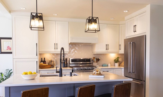 North Saanich House | Walk to beach, winery, farm markets... Modern executive house w/yard