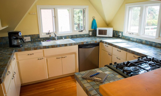 Seabright House | Walk to Boardwalk, Seabright Beach, Yacht Harbor and much much more
