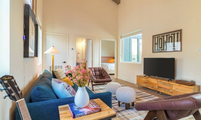 Buena Vista Apartment | Walk to Broadway + Private Balcony | Conway
