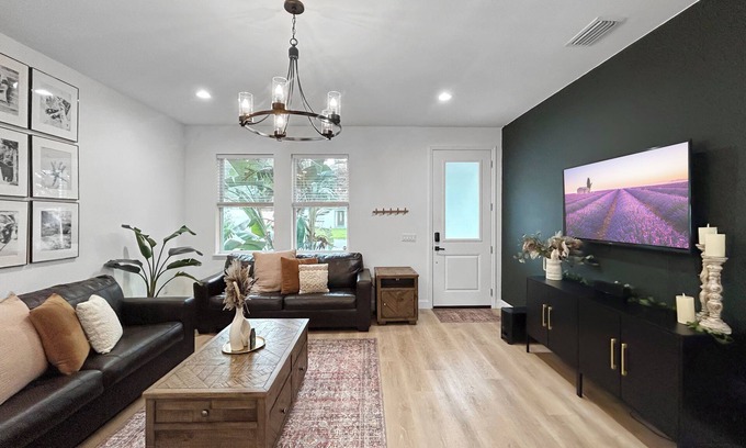 Temple Crest House | Walk to Busch Gardens, Games, Plush Sheets & Huge Yard!