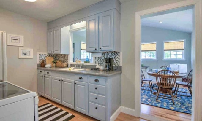 Bristol House | Walk to Casino, close to downtown, BMS, and pet friendly