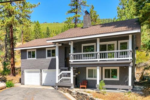Truckee House | Walk to Donner Lake Truckee Cabin with Private Deck