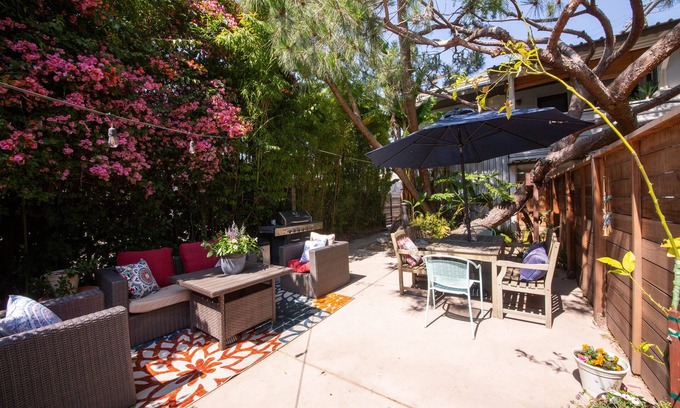 Palms Apartment | Walk to Downtown Culver City: Garden Oasis & Patio