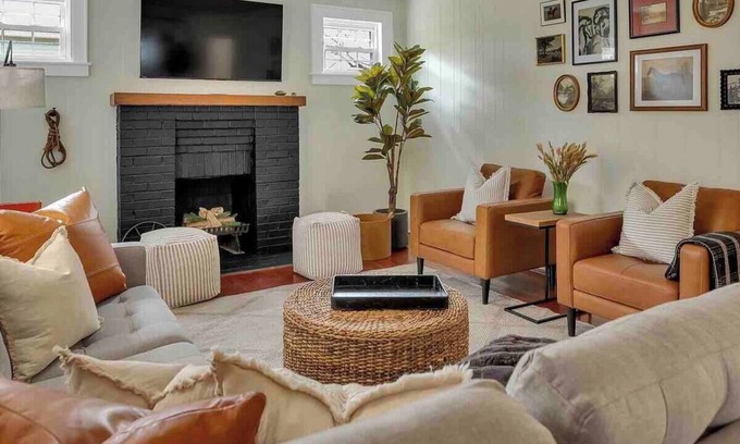 Bristol House | Walk to Downtown! Large Lux Home