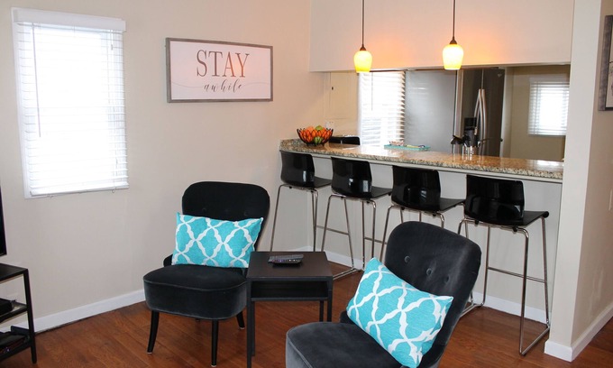 Royal Oak House | Walk to Downtown Royal Oak - Quiet neighborhood - Cozy 2 Bed 1 Bath Bungalow