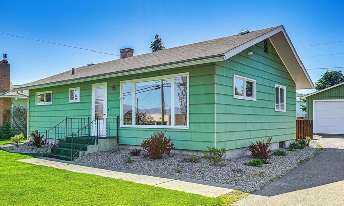 Polson House | Walk to Flathead Lake: Airy Home w/Mtn Views!