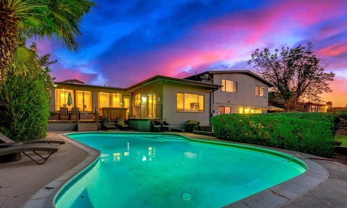 Paradise Valley Village House | Walk to Hiking! Views - 5BR - Remodeled