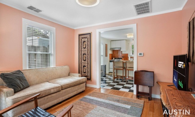 Holly House | Walk to Lady Bird Lake from Perfectly Quaint Home