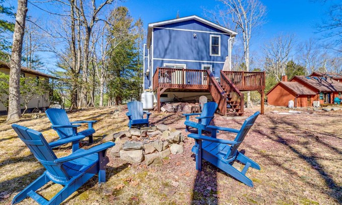 Lake Harmony House | Walk to Lake Harmony Family Retreat with Decks!