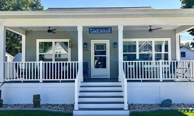 South Haven Cottage | Walk to Lake Michigan, downtown, and Kid's Corner!